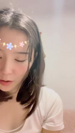 气质尤物颜值美女！新人近期下海！应要求小秀一波，扒开内裤看穴，揉捏坚挺奶子，翘起屁股超诱人 截图8
