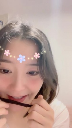 气质尤物颜值美女！新人近期下海！应要求小秀一波，扒开内裤看穴，揉捏坚挺奶子，翘起屁股超诱人 截图9