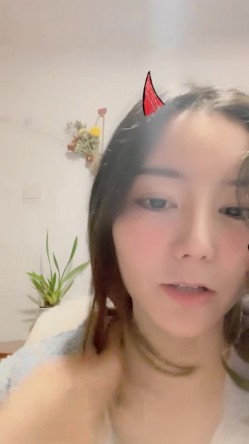 气质尤物颜值美女！新人近期下海！应要求小秀一波，扒开内裤看穴，揉捏坚挺奶子，翘起屁股超诱人 截图16