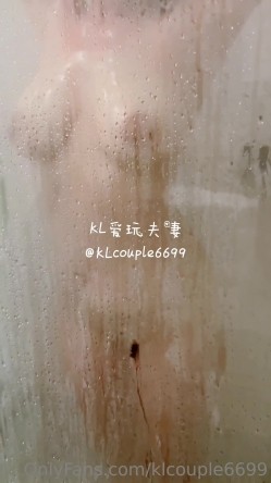 【极品媚黑 ️绿帽淫妻】国人淫妻『爱玩夫妻』最新性爱狂啪②换妻群交操完洗澡时又干一炮真刺激 截图5