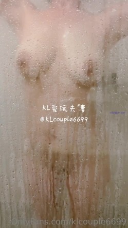 【极品媚黑 ️绿帽淫妻】国人淫妻『爱玩夫妻』最新性爱狂啪②换妻群交操完洗澡时又干一炮真刺激 截图13