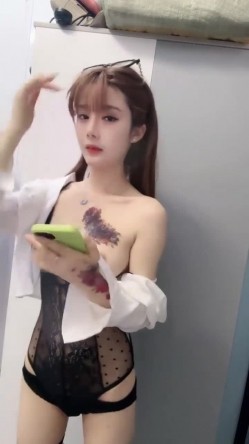 最美精神小妹在 来大姨妈期间也要打炮！血淋淋的大姨妈！170cm高挑九头身 太瘦了只有80多斤，95分超高颜值甜妹 截图15