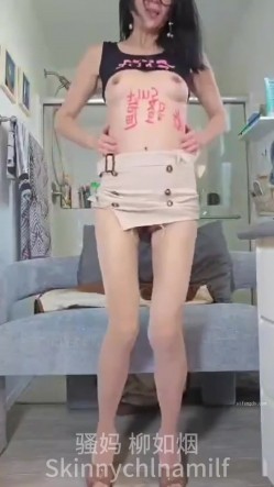 风韵极品骚妈【柳如烟】拳交大黑鲍自慰双洞喷水，各种母狗行为，目测菊花已经玩废了 截图3