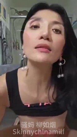 风韵极品骚妈【柳如烟】拳交大黑鲍自慰双洞喷水，各种母狗行为，目测菊花已经玩废了 截图11