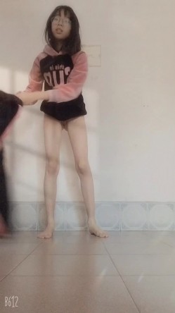 冒充舞蹈表演导师：没几根B毛的眼睛贫乳骚妹即兴表演一段喊粑粑 截图1