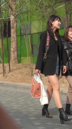 【海阔天空系列CD第1季】极品高颜值时尚小姐姐骚丁，JK少女街头扭屁股[高清无水原档]10V 截图2