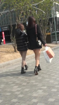 【海阔天空系列CD第1季】极品高颜值时尚小姐姐骚丁，JK少女街头扭屁股[高清无水原档]10V 截图3