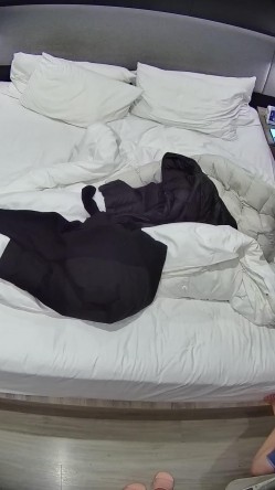 酒店针孔偷拍 ️粉色睡衣微胖小妹惹得精壮男友一炮接一炮操 截图1