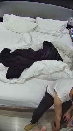 酒店针孔偷拍 ️粉色睡衣微胖小妹惹得精壮男友一炮接一炮操 截图2
