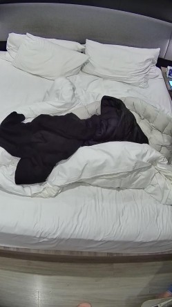 酒店针孔偷拍 ️粉色睡衣微胖小妹惹得精壮男友一炮接一炮操 截图3