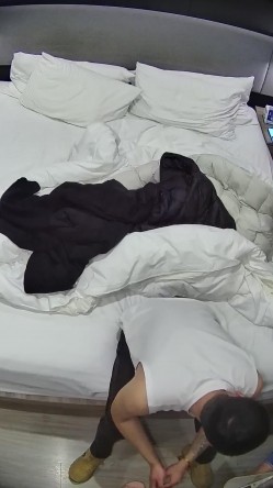 酒店针孔偷拍 ️粉色睡衣微胖小妹惹得精壮男友一炮接一炮操 截图5