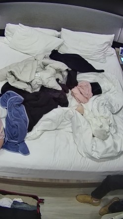 酒店针孔偷拍 ️粉色睡衣微胖小妹惹得精壮男友一炮接一炮操 截图8