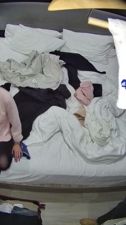 酒店针孔偷拍 ️粉色睡衣微胖小妹惹得精壮男友一炮接一炮操 截图10