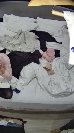 酒店针孔偷拍 ️粉色睡衣微胖小妹惹得精壮男友一炮接一炮操 截图11