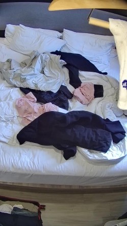 酒店针孔偷拍 ️粉色睡衣微胖小妹惹得精壮男友一炮接一炮操 截图15