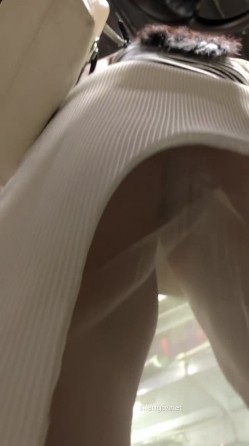大型超市偷拍很有韵味的美少妇 没穿内裤超刺激 截图3