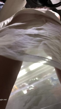 大型超市偷拍很有韵味的美少妇 没穿内裤超刺激 截图4