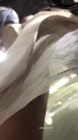 大型超市偷拍很有韵味的美少妇 没穿内裤超刺激 截图5