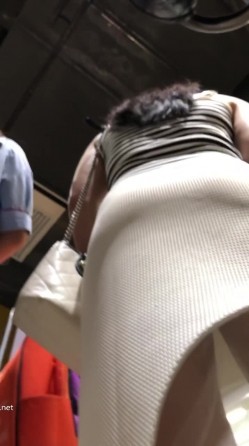 大型超市偷拍很有韵味的美少妇 没穿内裤超刺激 截图6