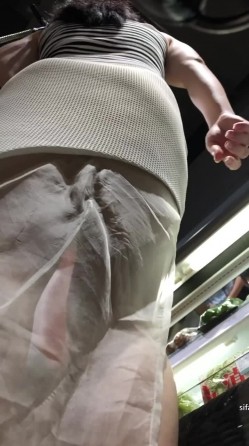 大型超市偷拍很有韵味的美少妇 没穿内裤超刺激 截图10