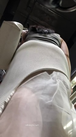 大型超市偷拍很有韵味的美少妇 没穿内裤超刺激 截图11