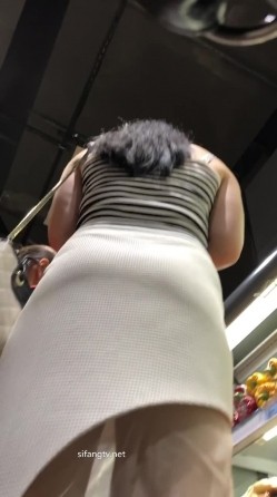 大型超市偷拍很有韵味的美少妇 没穿内裤超刺激 截图13