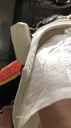大型超市偷拍很有韵味的美少妇 没穿内裤超刺激 截图15