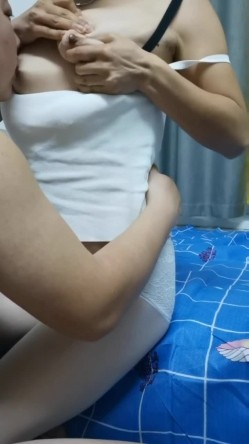抖音泄密！风骚短发眼镜御姐【不是女王】脸穴同框M腿丝袜自慰挤奶手炮足交骚穴特写 截图2