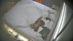 酒店偷拍年轻小伙把女友的逼逼擦干净狂舔后各种体位疯狂撞击干完不忘给逼逼拍照 截图5
