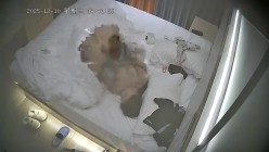 酒店偷拍年轻小伙把女友的逼逼擦干净狂舔后各种体位疯狂撞击干完不忘给逼逼拍照 截图7
