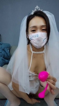 没有男人的新娘一个人玩的也很嗨，新娘装无毛白虎逼陪狼友发骚，逼逼里夹着大黑牛菊花里塞着跳蛋高潮喷水 截图9