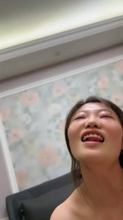 帅气小哥哥没想到吊这么大，骚货老婆爱不释手，卖力深喉吃吊，女上位无套啪啪后入炮架子 截图4