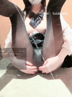 边走边尿『兔崽baby』未流出新作，白丝户外，白裙炮击，粉裙等等，塞着假鸡巴走路 边走边插 爽到失禁喷 截图8