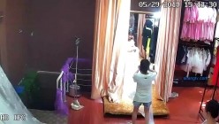 19年最影楼无良老板安装摄像头偷拍前来拍婚纱照的小娘子们 截图5