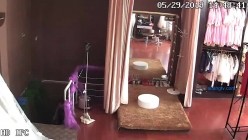 19年最影楼无良老板安装摄像头偷拍前来拍婚纱照的小娘子们 截图15