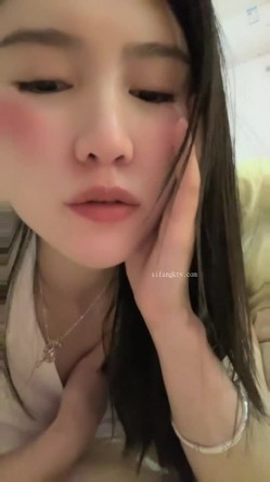 核弹！新女神下海~20小时~【马日安娜】这个真的很漂亮（上部）！来大姨妈还大秀，经血直流，略重口~！ 截图3