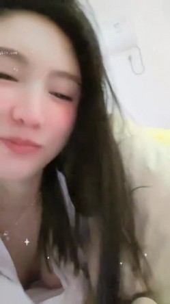 核弹！新女神下海~20小时~【马日安娜】这个真的很漂亮（上部）！来大姨妈还大秀，经血直流，略重口~！ 截图4