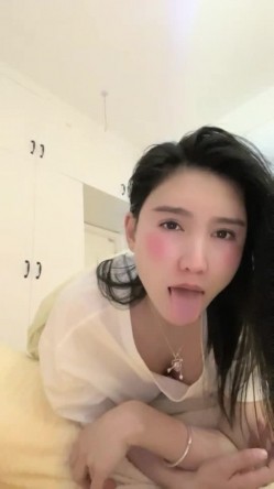 核弹！新女神下海~20小时~【马日安娜】这个真的很漂亮（上部）！来大姨妈还大秀，经血直流，略重口~！ 截图5