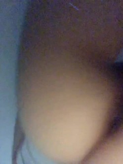 穷人女神富人母狗，颜值气质天花板奶茶【你的阿莓】土豪定制，自抠放尿大姨妈洗澡各种展示极度反差 截图5