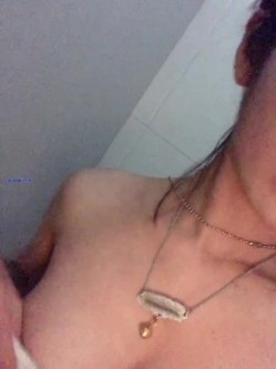 穷人女神富人母狗，颜值气质天花板奶茶【你的阿莓】土豪定制，自抠放尿大姨妈洗澡各种展示极度反差 截图8