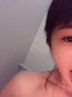 穷人女神富人母狗，颜值气质天花板奶茶【你的阿莓】土豪定制，自抠放尿大姨妈洗澡各种展示极度反差 截图14