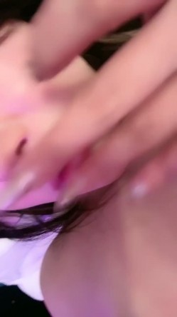 网红脸人间尤物床上骚动起来女神面孔 黑丝长腿大屁股，掰穴蝴蝶逼 截图1