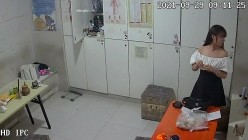 【破解摄像头】养生会所员工更衣室 各种丰满胸部黑丝美腿 截图10