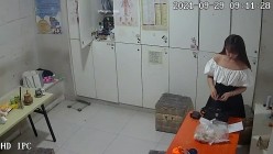 【破解摄像头】养生会所员工更衣室 各种丰满胸部黑丝美腿 截图11