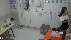 【破解摄像头】养生会所员工更衣室 各种丰满胸部黑丝美腿 截图13