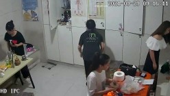 【破解摄像头】养生会所员工更衣室 各种丰满胸部黑丝美腿 截图15