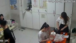 【破解摄像头】养生会所员工更衣室 各种丰满胸部黑丝美腿 截图16