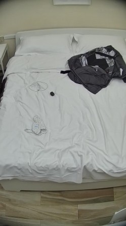 酒店偷拍连续几天入住年轻情侣爱喝酒的呆萌美女宿醉未醒裸奔吵架崩溃大哭 截图1
