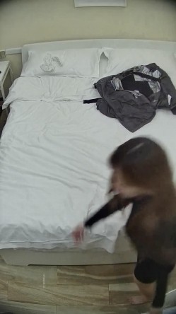 酒店偷拍连续几天入住年轻情侣爱喝酒的呆萌美女宿醉未醒裸奔吵架崩溃大哭 截图2