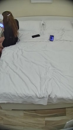 酒店偷拍连续几天入住年轻情侣爱喝酒的呆萌美女宿醉未醒裸奔吵架崩溃大哭 截图5